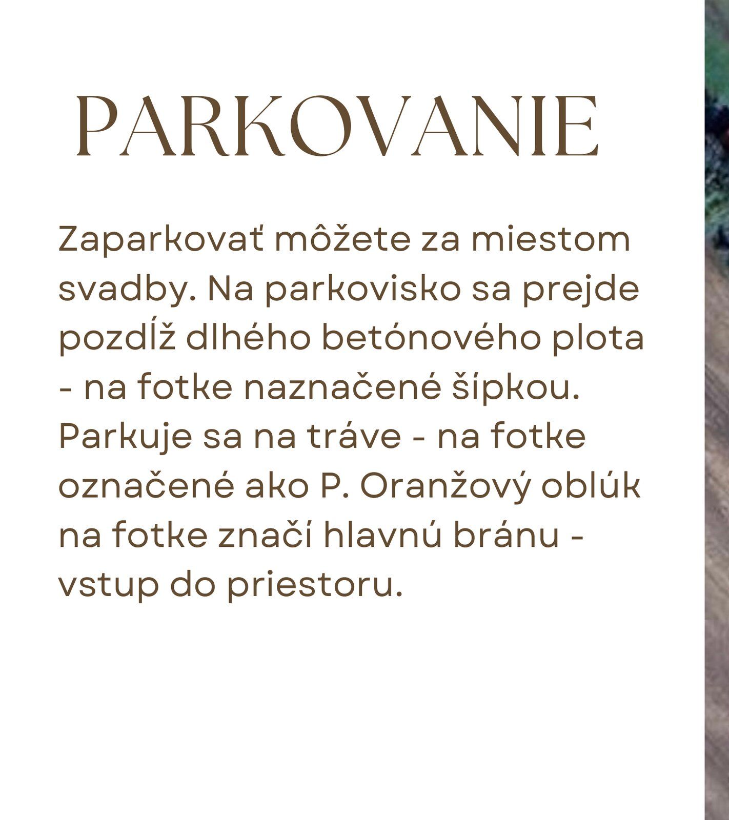 Mapa parkovania pri Your Hidden Paradise — šípka k trávnatému parkovisku a oranžový oblúk pri hlavnej bráne