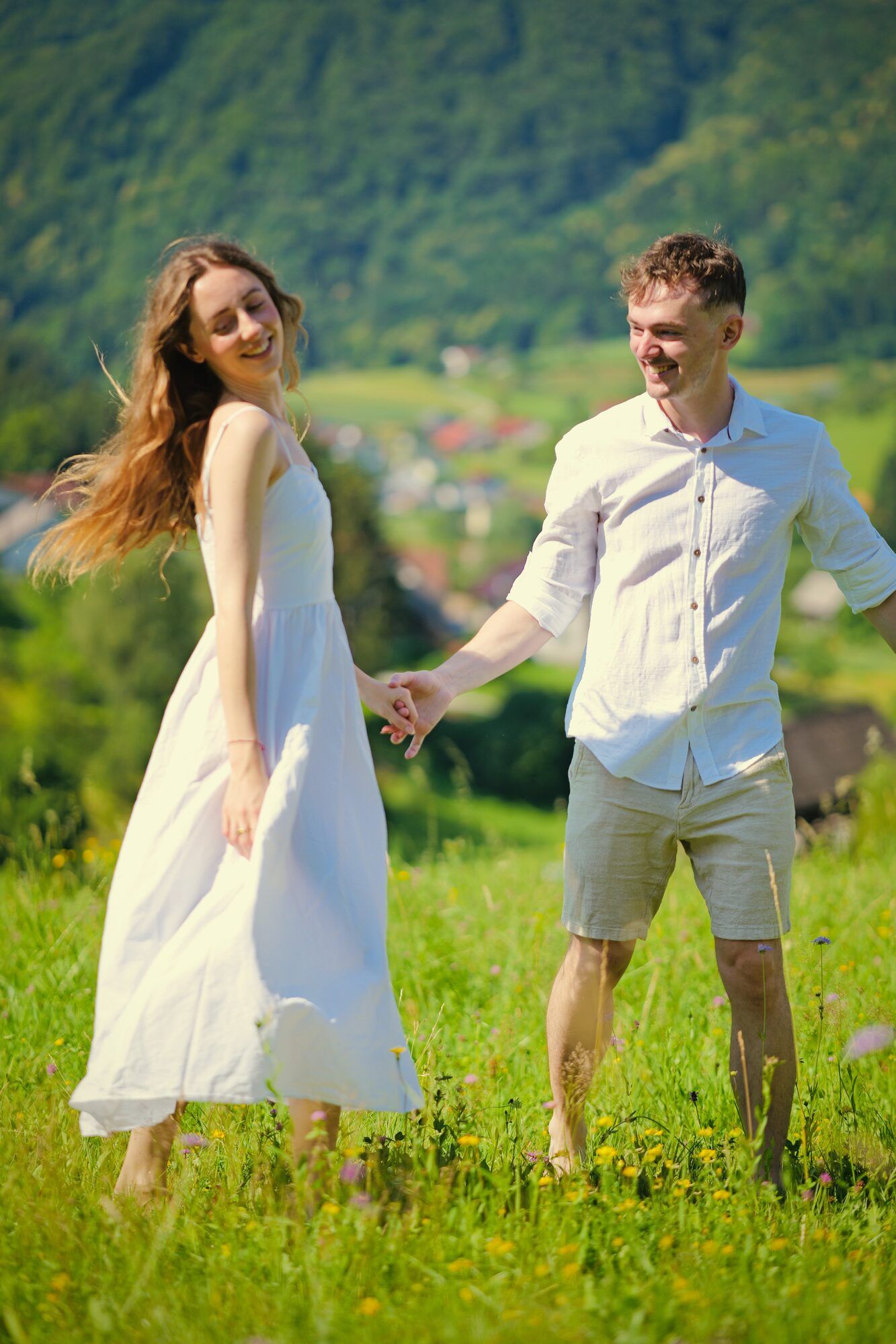 Monika a Martin kráčajú lúkou plnou kvetov